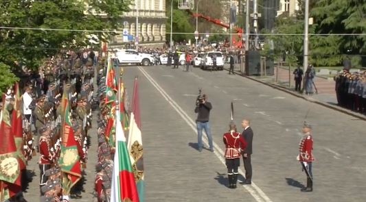 От 9 30 ч започна тържественият водосвет на бойните знамена и